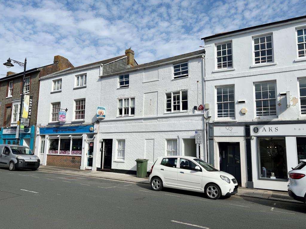 Lot: 25 - FREEHOLD INVESTMENT - FOUR TWO-BEDROOM AND ONE ONE-BEDROOM APARTMENTS - Front of building on main road